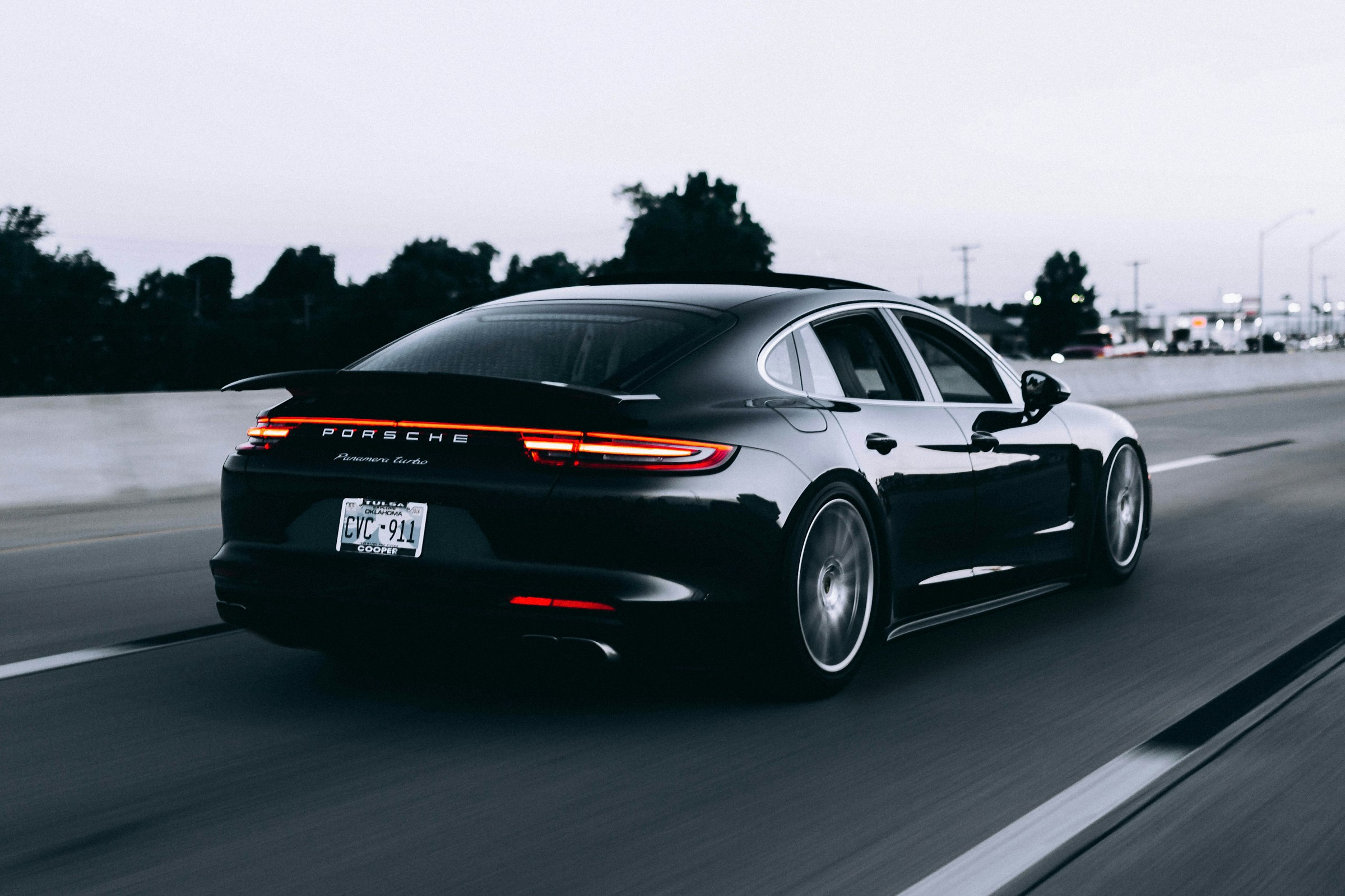 Porsche sportiva ripresa di tre quarti posteriore su strada